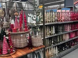 Drie kerstboom stijlen op een rij