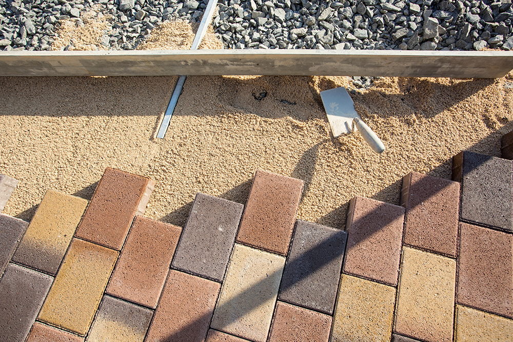Overkappingen, kunstgras, natuursteen sierbestrating en hoveniers